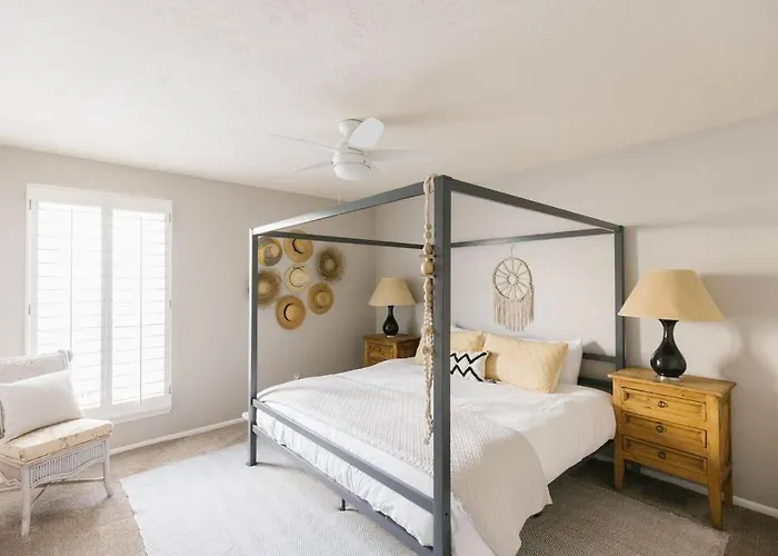 Spacious In Moon Valley- Heated Pool & Holiday home
