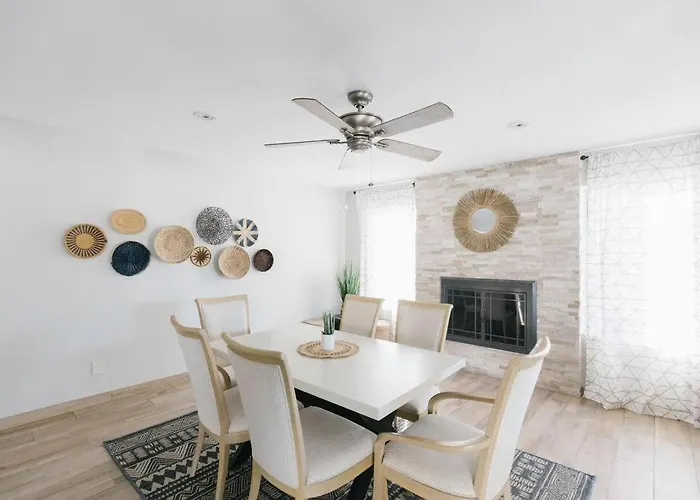 Spacious In Moon Valley- Heated Pool & Holiday home