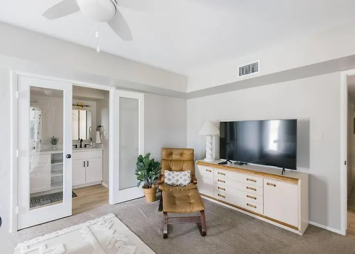 Spacious In Moon Valley- Heated Pool & Holiday home *
