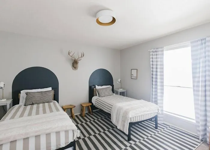 Spacious In Moon Valley- Heated Pool & Holiday home Phoenix