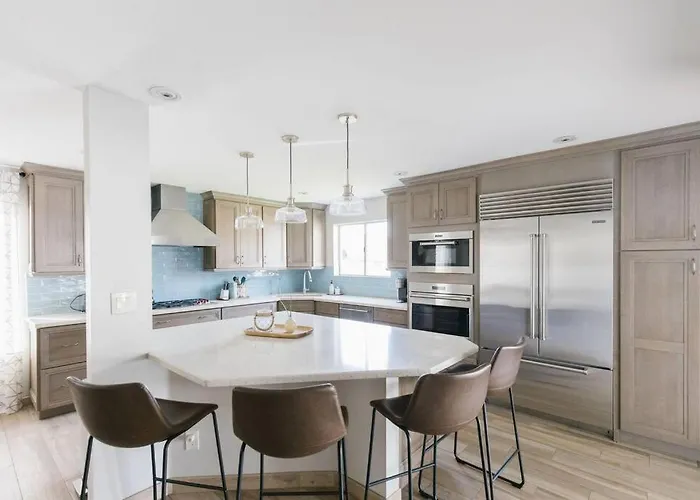 Spacious In Moon Valley- Heated Pool & Holiday home
