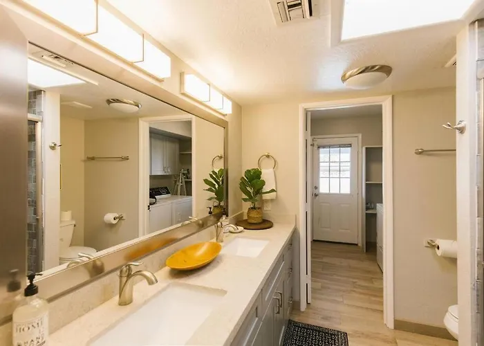 Spacious In Moon Valley- Heated Pool & Holiday home *