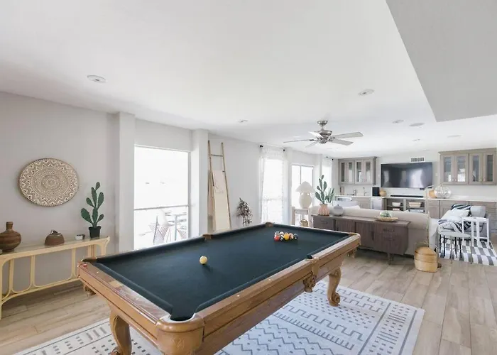 Spacious In Moon Valley- Heated Pool & Holiday home