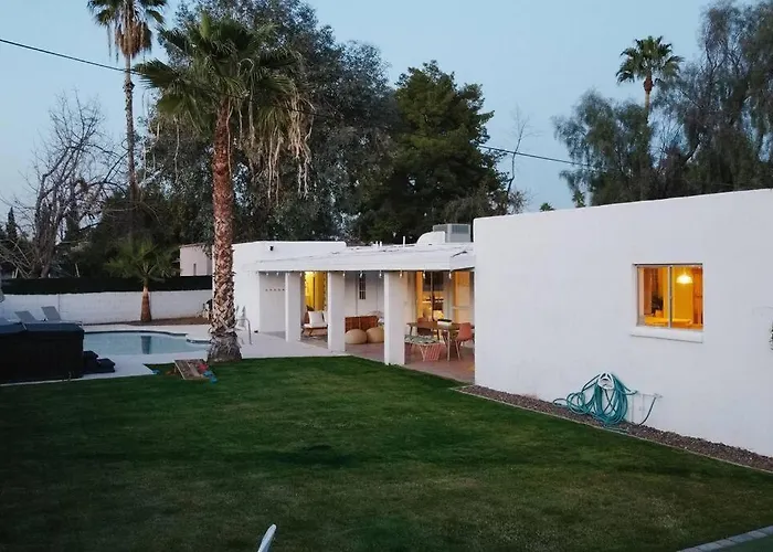 Spacious In Moon Valley- Heated Pool & Holiday home
